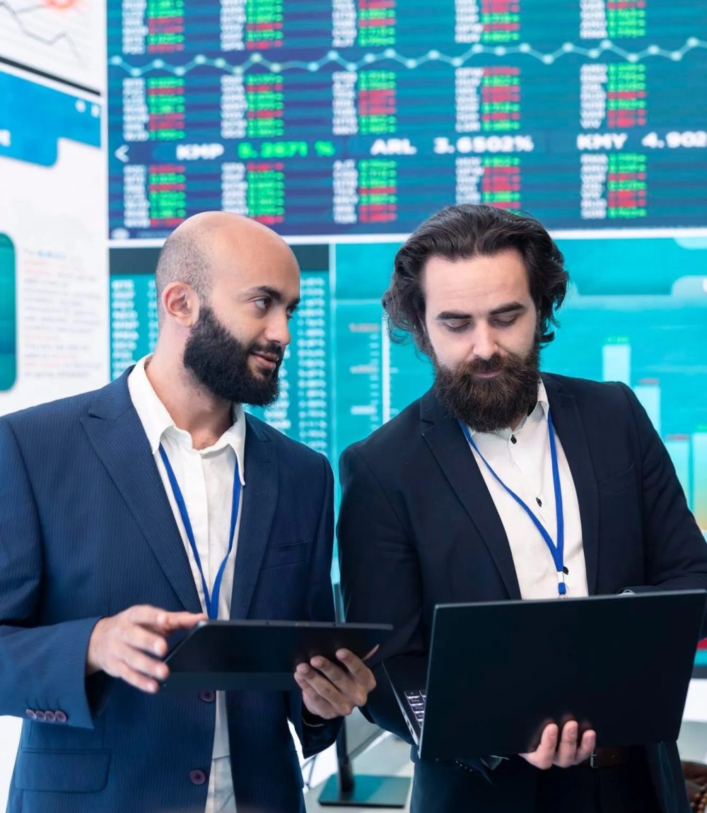 imageye___-_imgi_28_diverse-group-business-specialists-solve-their-daily-tasks-control-room_482257-90997
